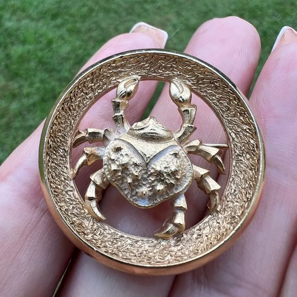 Vintage Crown Trifari 1969 Cancer Zodiac Brooch Gold-tone Astrology Crab - Picture 10 of 17